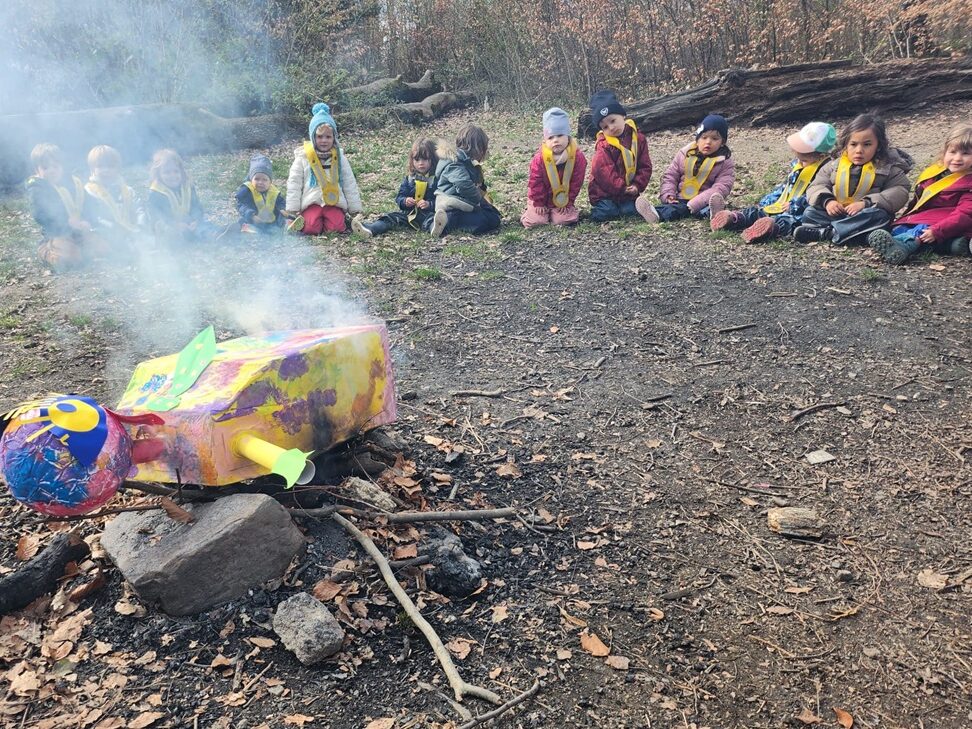 Pour marquer la fin de l'hiver, les enfants du village Educalis ont fabriqué et brûlé le Rababou. Verdict ? L'été sera chaud et sec!