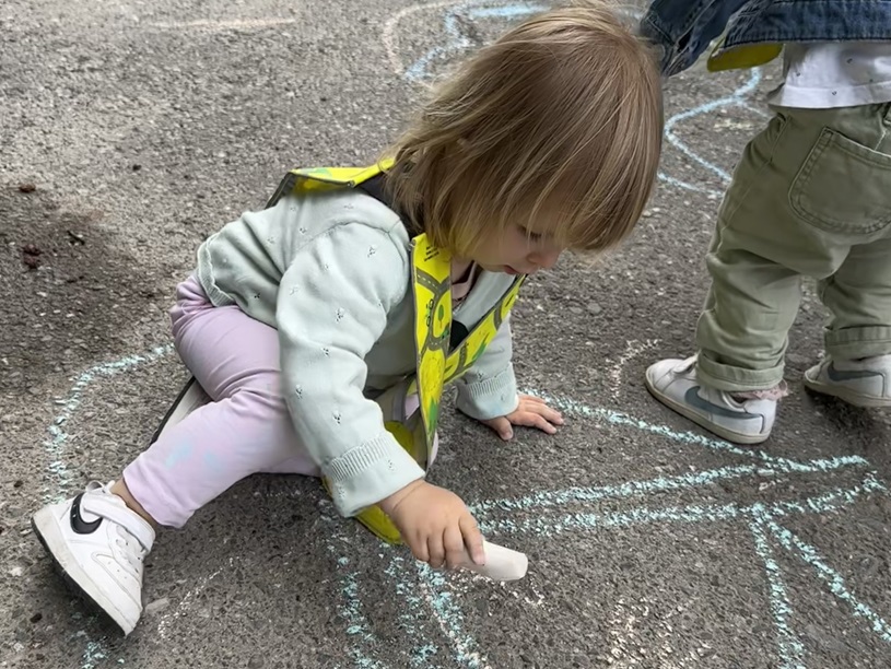 L'équipe éducative des Trotteurs a proposé une activité Art de Rue sur le thème de l'été. 