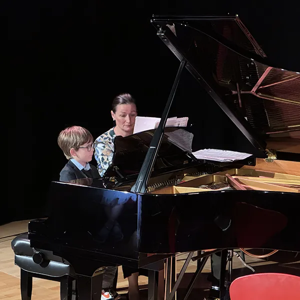 Élève de Vivalys jouant du piano sur scène à l’EJMA à Lausanne