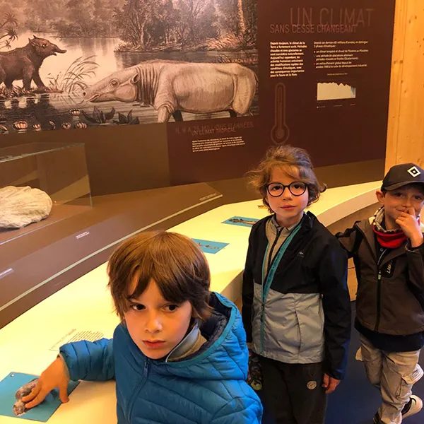 Groupe scolaire Vivalys découvrant la faune du Léman lors de leur sortie pédagogique