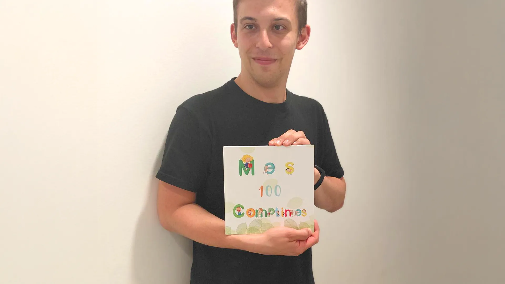 Cartes de chansons faites main utilisées à la crèche La Nanosphère à Lausanne par les enfants et l’éducateur Bryan.