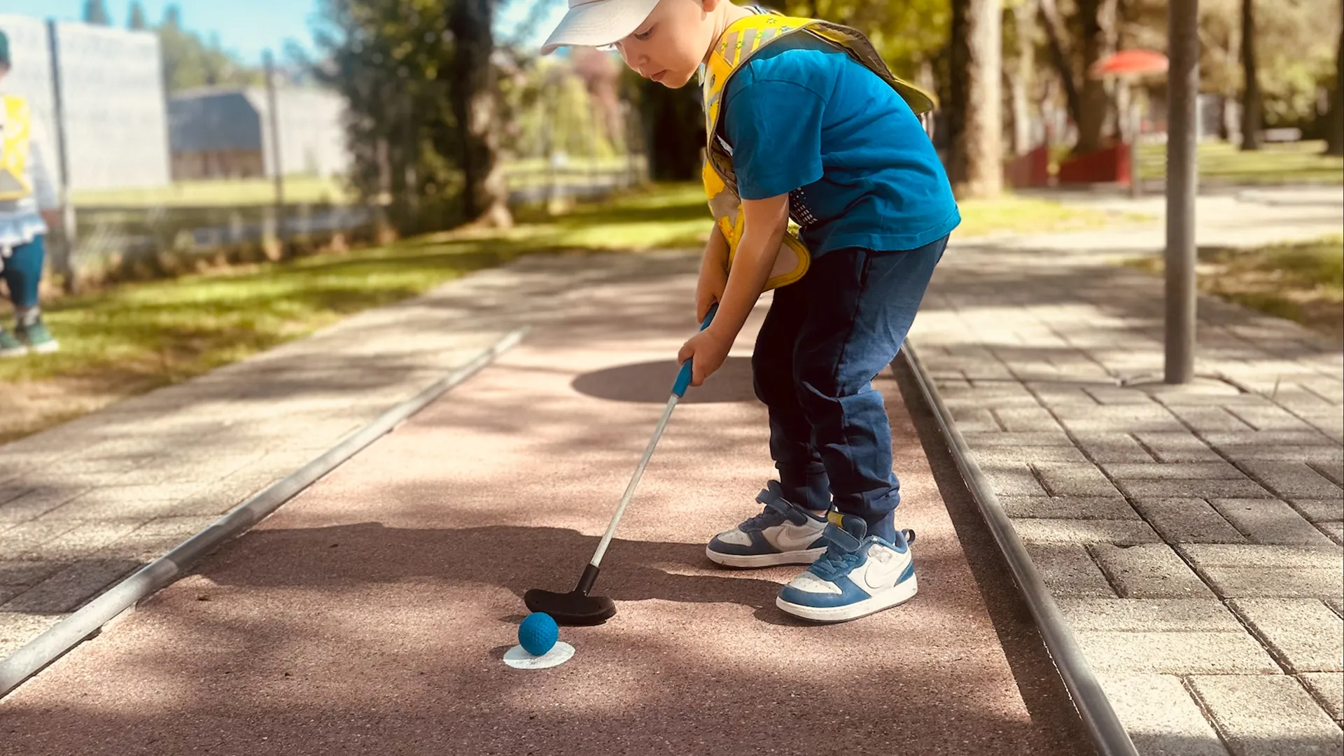 Enfants de la crèche Le Microcosme à Lausanne jouant au mini-golf lors d’une activité de motricité ludique. ￼