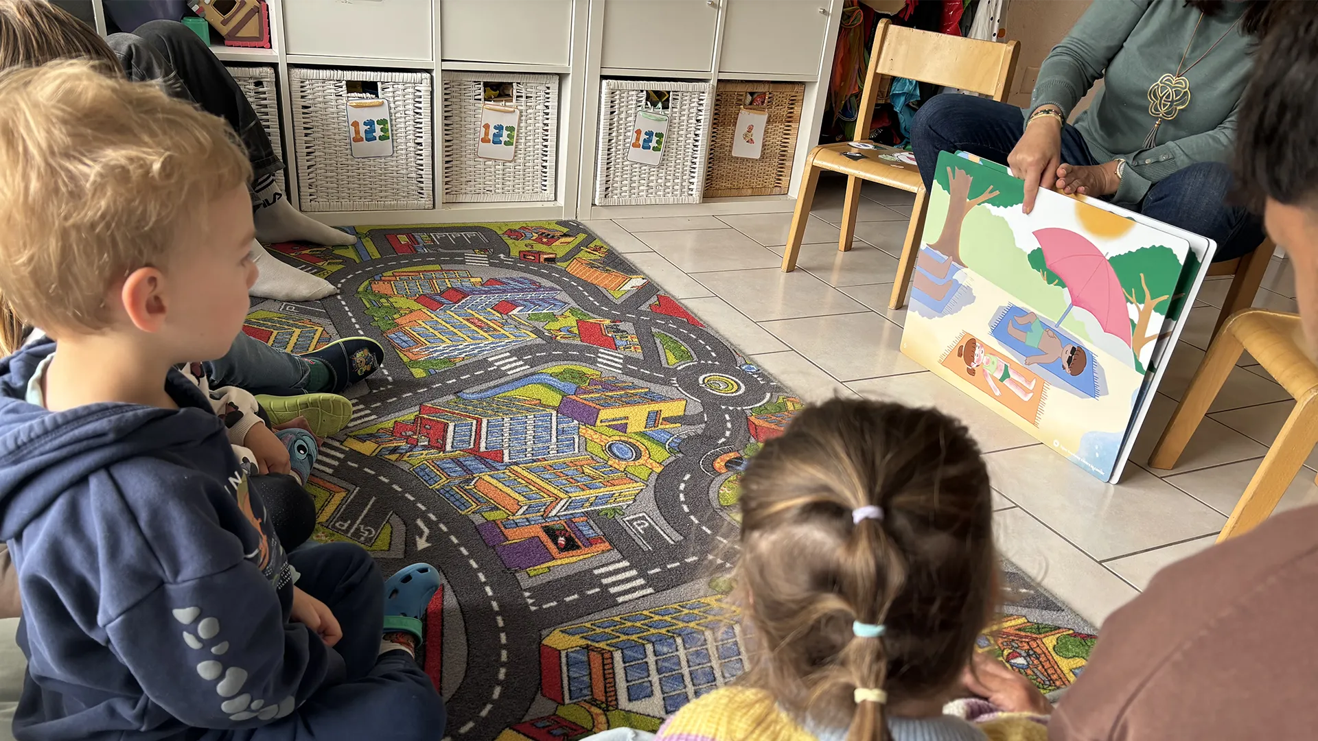 Enfants de la crèche 6 Sens à Saint-Sulpice participant à un atelier de sensibilisation au soleil avec la Ligue vaudoise contre le cancer.