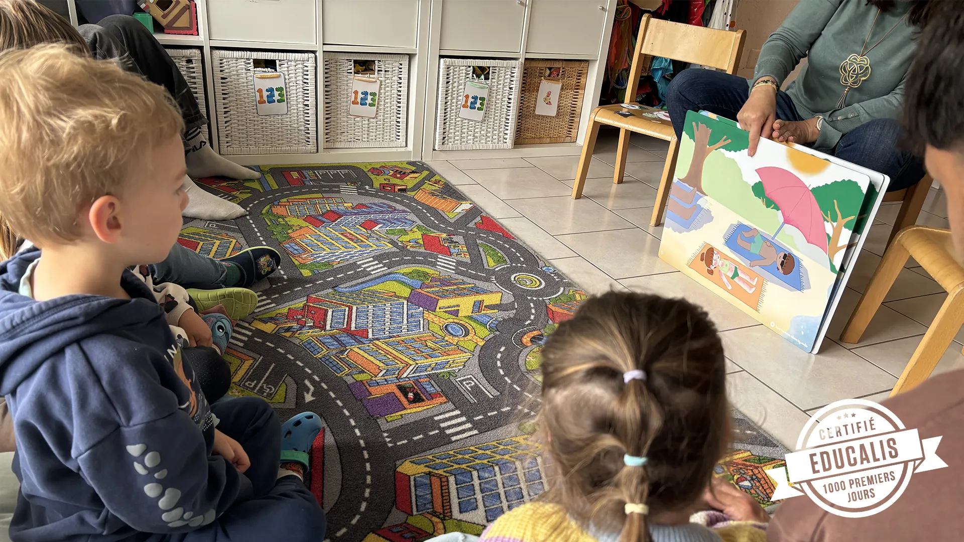 Enfants de la crèche 6 Sens à Saint-Sulpice participant à un atelier de sensibilisation au soleil avec la Ligue vaudoise contre le cancer.
