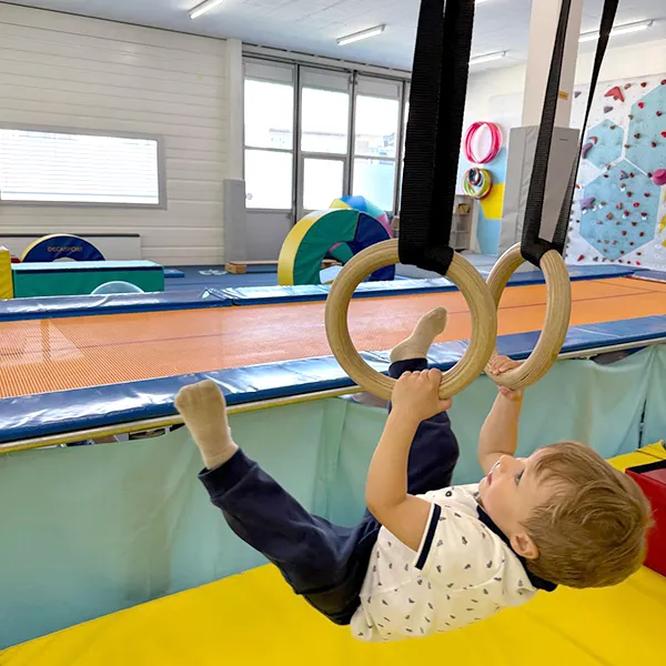 Moment de motricité joyeuse pour les enfants à la crèche Les Petits Acrobates.