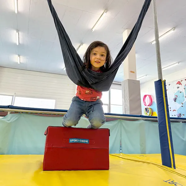 Moment de motricité joyeuse pour les enfants à la crèche Les Petits Acrobates.